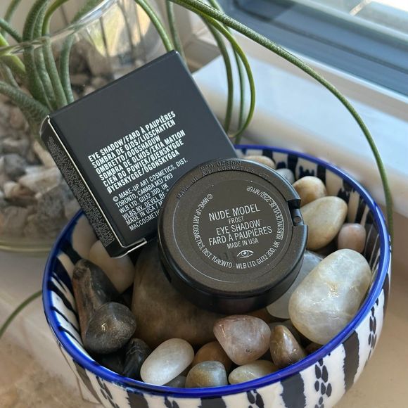 MAC Nude Model Frost Eyeshadow Single Plum Neutral Metallic Shimmer - Picture 11 of 12